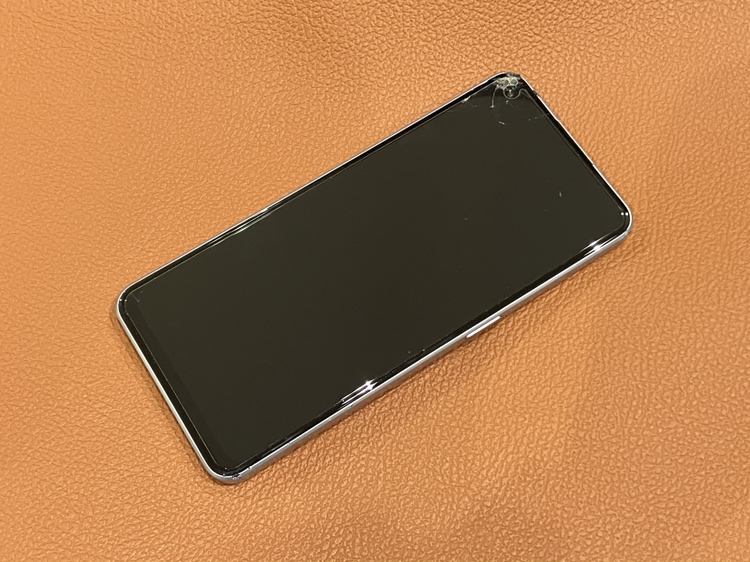 ガラスが割れてしまったXperiaAceIIの画面交換修理を承りました